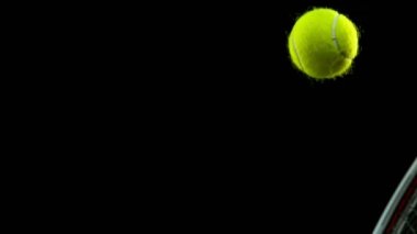Süper Yavaş Hareket Ayrıntılı Vuruş Tenis Topunun Çekimi içinde 1000 fps raket tarafından yapılan sarı pudra var. 4K 'da Yüksek Hız Sinema Kamerası ile çekildi..