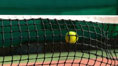 Tenis Topunun Süper Yavaş Çekimi kortta 1000fps 'te internete çarpıyor. 4K 'da Yüksek Hız Sinema Kamerası ile çekildi..