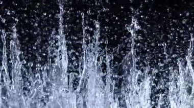 Süper Yavaş Çekim Su Sıçratma Kara Arkaplan 'da izole edildi. 4K 'da yüksek hızlı sinema kamerası ile çekildi...