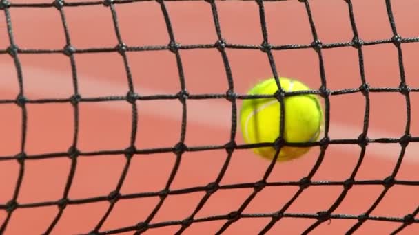 Super Slow Motion Shot Tennis Ball Uderzając Siatkę Boisku Prędkością — Wideo stockowe