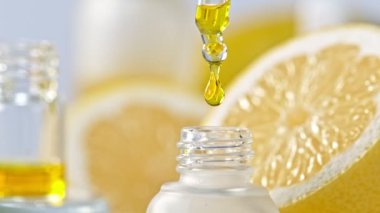 Yağlı Limon esansının Süper Yavaş Çekimi Düşüren 'den Şişe' ye 300 fite düştü. 4K Çözünürlükte Yüksek Hız Sinema Kamerasında Çekim.
