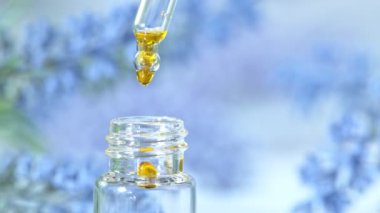 Yağ esansının Süper Yavaş Çekimi 1000fps 'de Şişe' ye düşüyor. 4K Çözünürlükte Yüksek Hız Sinema Kamerasında Çekim.