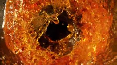 Altın Alkol Sıvısı Şişe Döndürme Süper Yavaş Çekimi, 300 fps 'te. 4K 'da Yüksek Hız Sinema Kamerası ile çekildi..