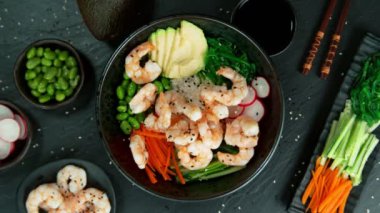 Süper Yavaş Çekim Taze Karides ve Susam Tohumları Poke Bowl 'a 1000fps hızla düşüyor. 4K 'da Yüksek Hız Sinema Kamerası ile çekildi..