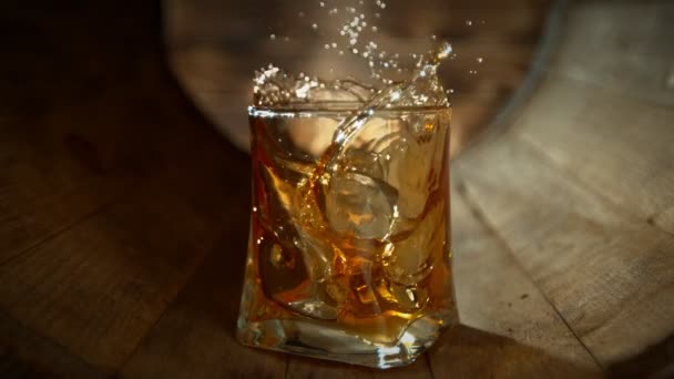 Super Slow Motion Skott Ice Cube Falling Glas Whisky Inuti — Stockvideo