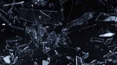 Kameraya doğru uçan cam kırıklarının Süper Yavaş Çekimi 1000fps derinlikte izole edildi. Yüksek hızlı sinema kamerasıyla çekildi, 4K.