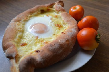 Yumurta ve domatesli Khachapuri..