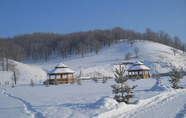 Gazebos Voor Ontspanning Een Achtergrond Van Witte Sneeuw — Stockfoto