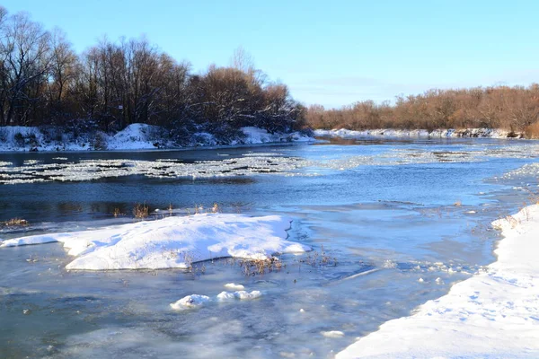 Ποταμός Λιωμένο Πάγο Και Χιόνι — Φωτογραφία Αρχείου