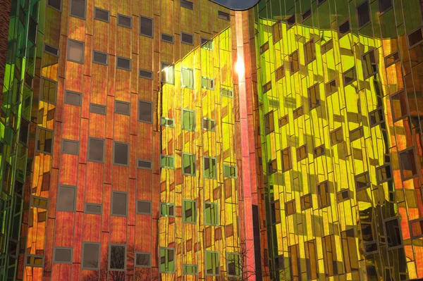 Edificio de oficinas con reflejos de colores en las ventanas —  Fotos de Stock