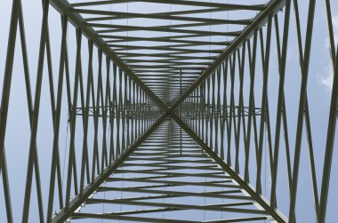 yüksek gerilim elektrik pilon veya direk aşağıdan yukarıya Merkezi