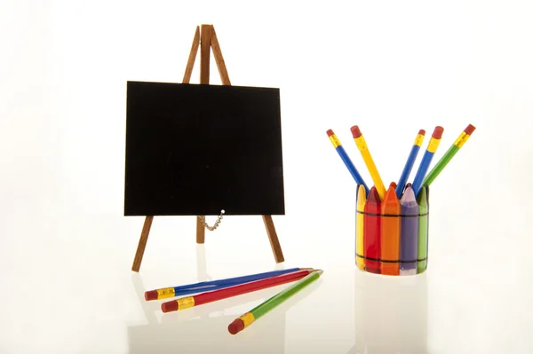 Quadro negro e lápis coloridos — Fotografia de Stock
