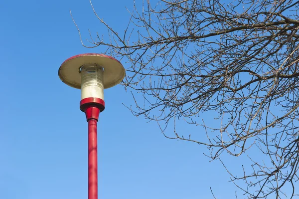 Старинный фонарный столб на автозаправочной станции — стоковое фото
