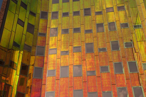 Edificio de oficinas con reflejos coloridos en las ventanas —  Fotos de Stock