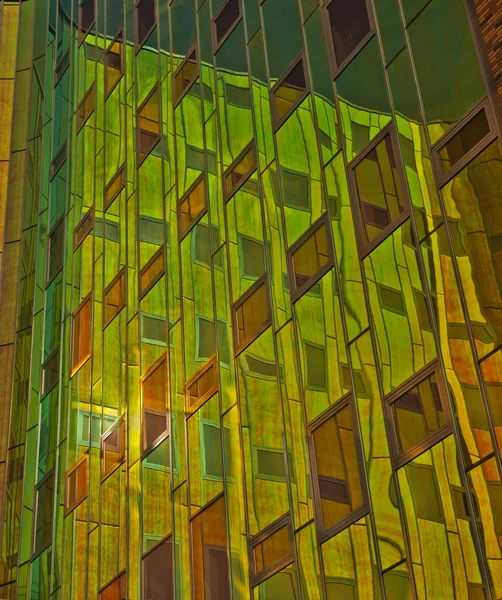 Edificio de oficinas con reflejos verdes amarillos en ventanas —  Fotos de Stock