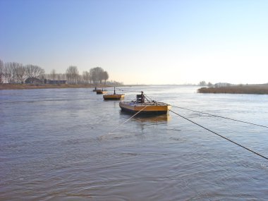 drijvers van kabel anker van veerpont in de rivier de Rijn