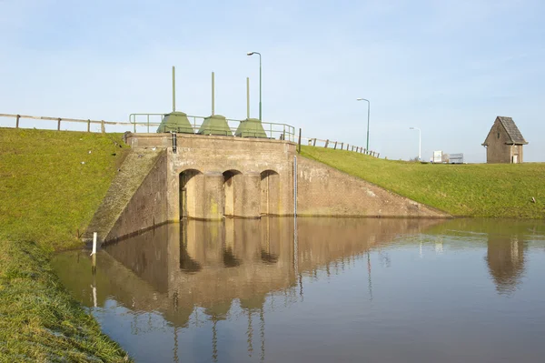 Entrada histórica do rio tijolo construída dentro da barragem — Fotografia de Stock