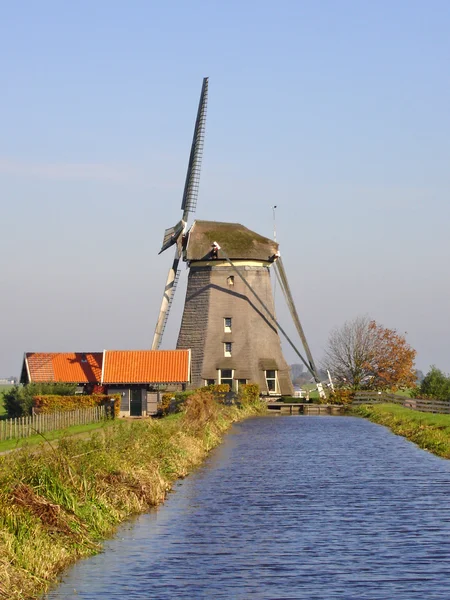 Traditionella holländska vindkraftverk i kanal — Stockfoto