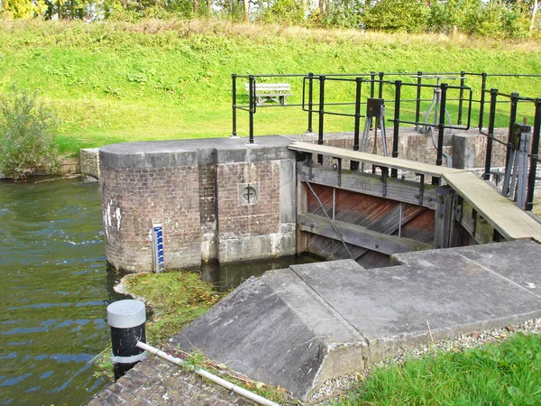 Schleusentüren in Wasserbarriere — Stockfoto