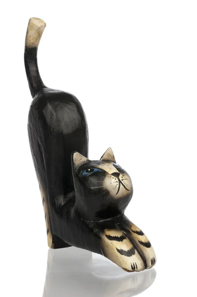 Statuette der schwarzen Katze isoliert in weiß — Stockfoto