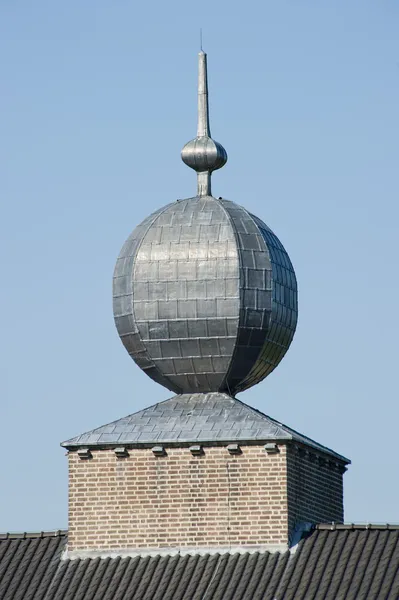 Ornamento esférico decorativo do telhado da lata — Fotografia de Stock