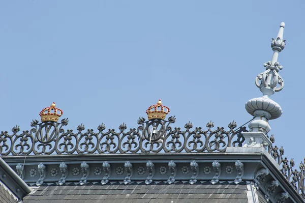 Dak met ornamenten en gouden kronen — Stockfoto