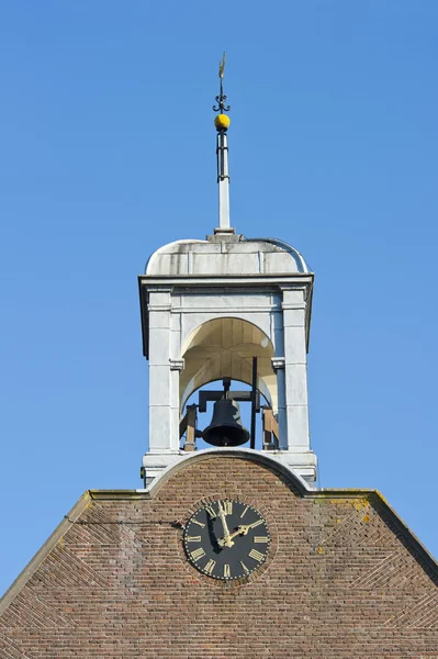 Relógio de madeira belfry sino e windvane — Fotografia de Stock