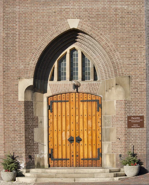 Wooden entrance door of church — Stock Photo, Image