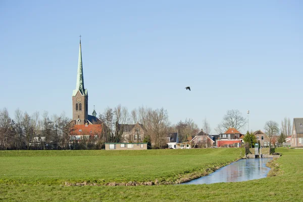 Paysage typique du village hollandais contre la digue — Photo