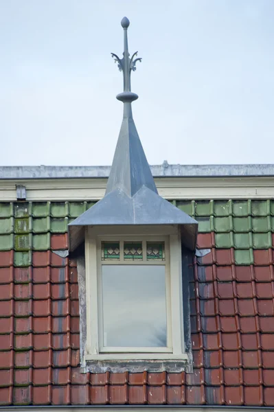 屋顶顶部窗口装饰绿色棕色瓷砖 — 图库照片