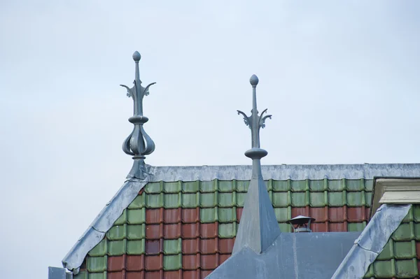 Tampo do telhado com ornamentos e azulejos marrons verdes — Fotografia de Stock