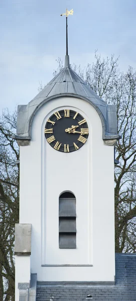 Tour de l'église blanche clocher horloge weathercock — Photo