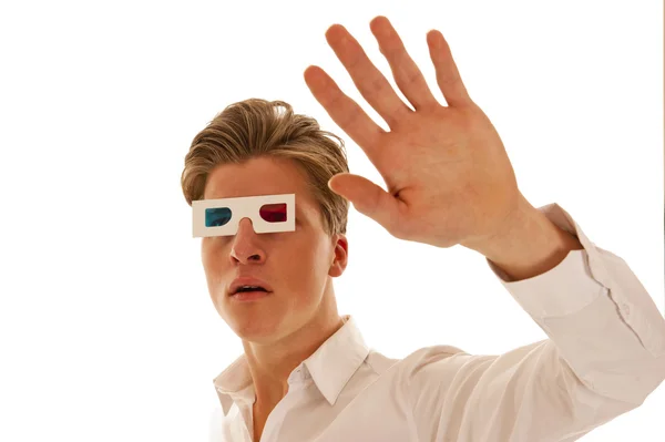 Kerl mit 3D-Filmbrille sieht erschrocken aus — Stockfoto