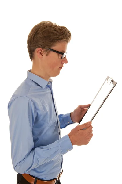 Man in shirt holding clipboard — Stock Photo, Image