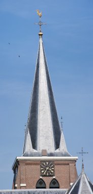kilise kulesi ile saat ve fırıldak