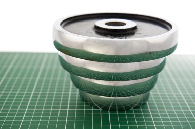 aptal-bell ağırlıkları yığılmış ters piramit