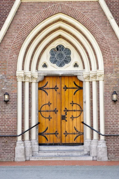 Puerta de entrada de madera de la iglesia — Foto de Stock