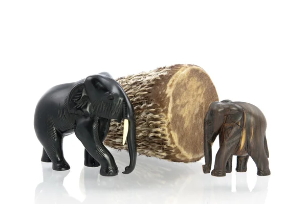 Carved elephants and African drum — Stock Photo, Image