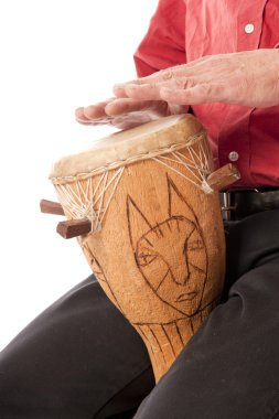 Afrika oynayan erkek kucağına drum
