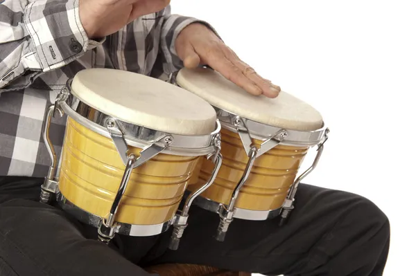 Homem tocando bongo em seu colo — Fotografia de Stock