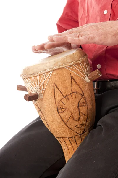 Masculino tocando tambor africano em seu colo — Fotografia de Stock