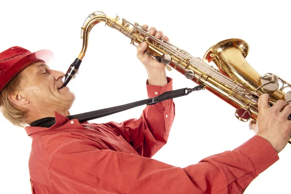 Hombre tocando el saxofón tenor con entusiasmo — Foto de Stock