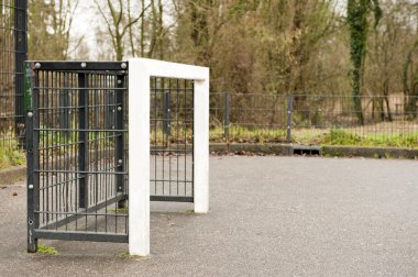 kare okul bahçesinde futbol goalpost yan görünüm