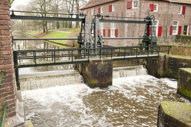 çalışan su sızıntısı ile yıkamak