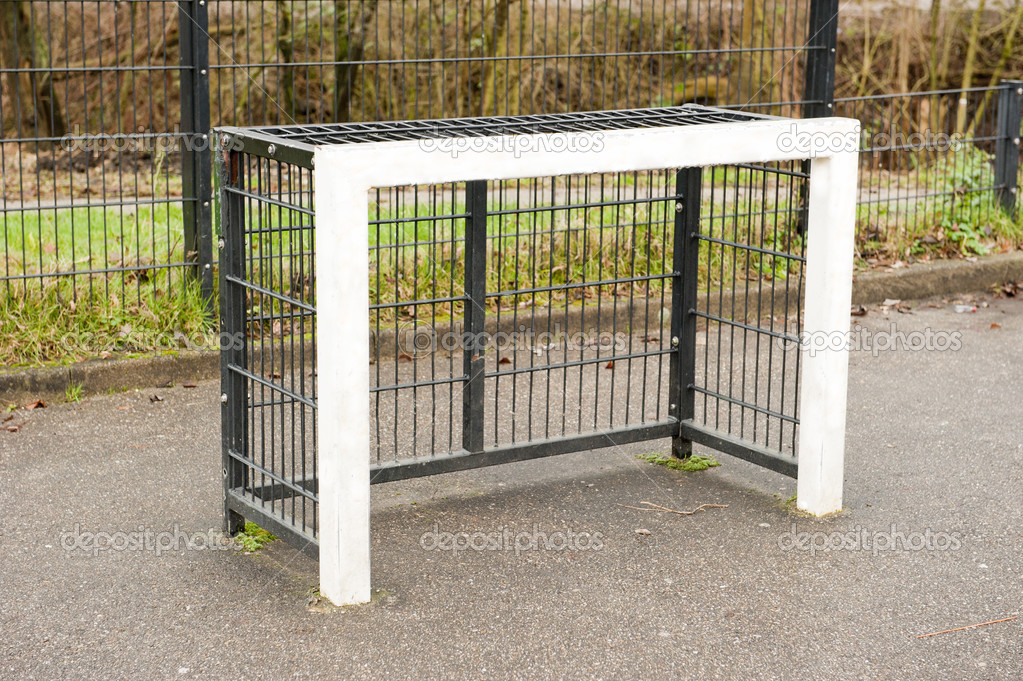 Quadrat Schulhof Fußball Torpfosten schräge Ansicht - Stockfotografie