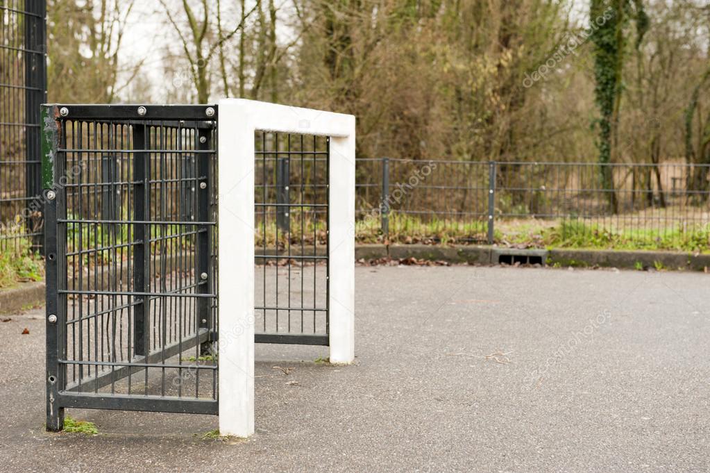 patio cuadrado fútbol portería vista lateral — Foto de stock