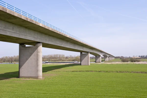 Pfeiler der Autobahnbrücke über den Fluss — Stockfoto