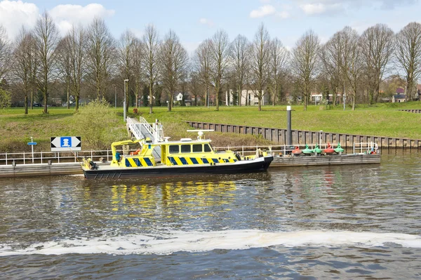 Gelbes Boot am Anlegeplatz — Stockfoto