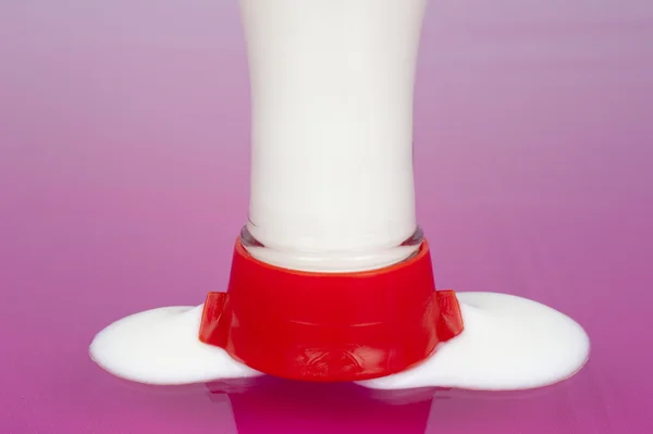 Garrafa cheia de iogurte vazia — Fotografia de Stock