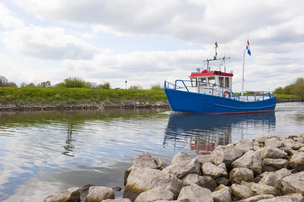 Fähre verlässt den Hafen — Stockfoto